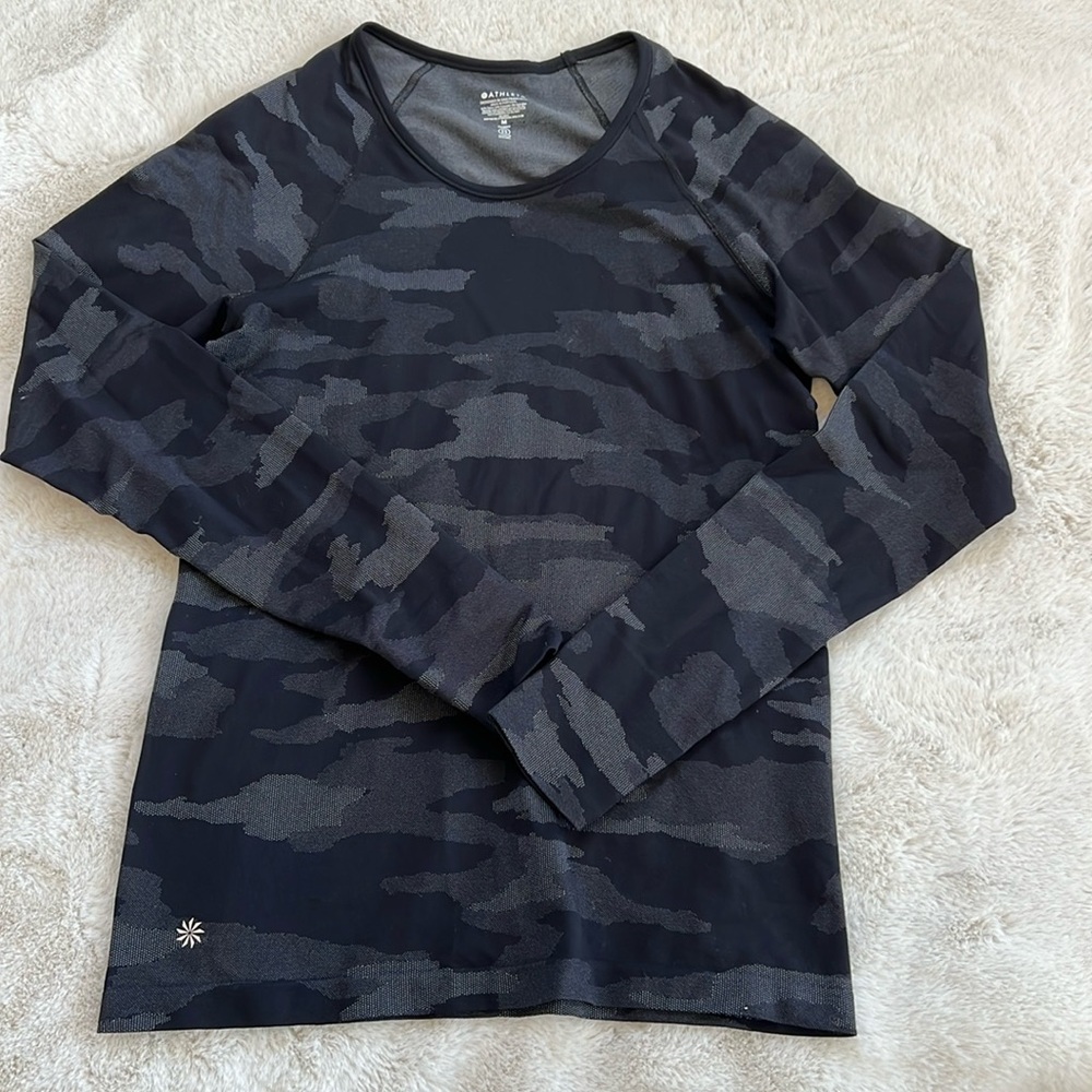 Athleta fitted camo long sleeve shirt. Size M
